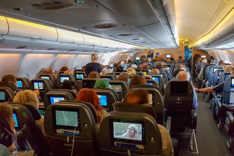 ¿Cuáles son los asientos más seguros en un avión?