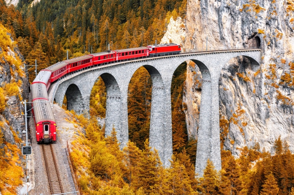 Viajes en tren panorámico para ver el otoño desde la ventanilla